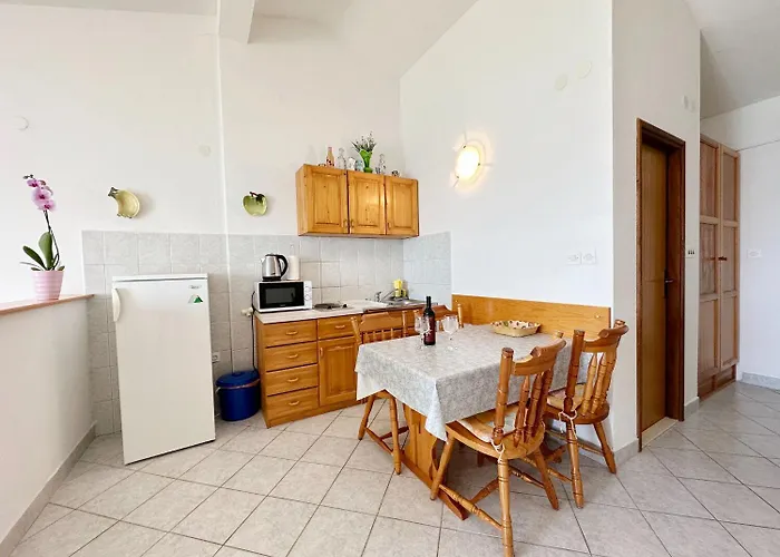 Tomo זאוסטרוג